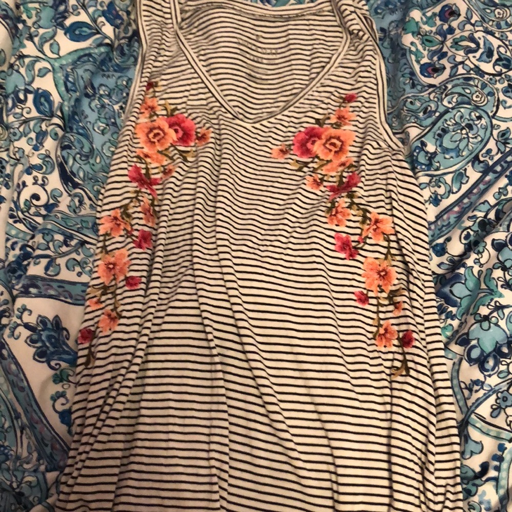 ✏️ American Eagle Floral Embroidered Tank